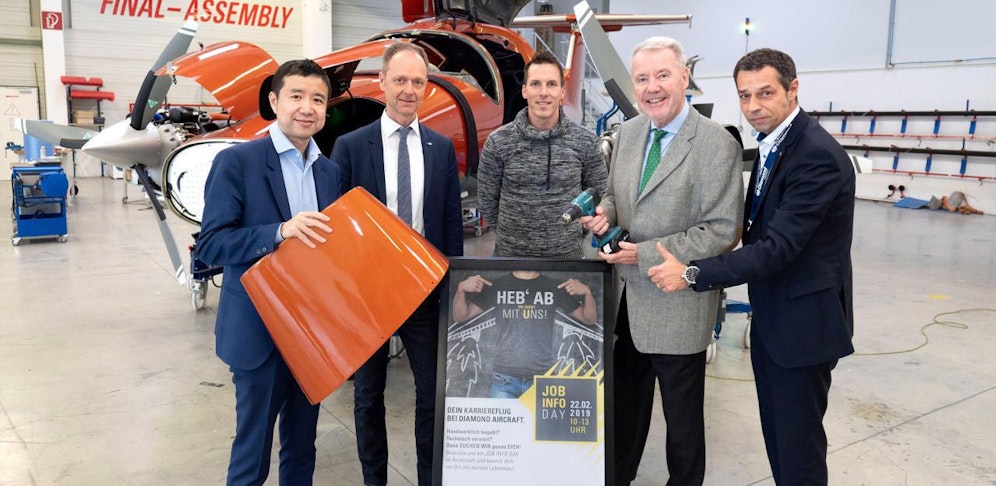(v.l.n.r.) Liqun Zhang (CEO Diamond Aircraft Industries GmbH), Georg Grund-Groiss (Geschäftsstellenleiter AMS Wr. Neustadt), David Bausek (Produktionschef Diamond Aircraft Industries GmbH), Klaus Schneeberger (Bürgermeister von Wr. Neustadt), Johannes Frauenberger (Accountable Manager Diamond Aircraft) in der Produktionshalle der Diamond Aircraft Zentrale in Wiener Neustadt.