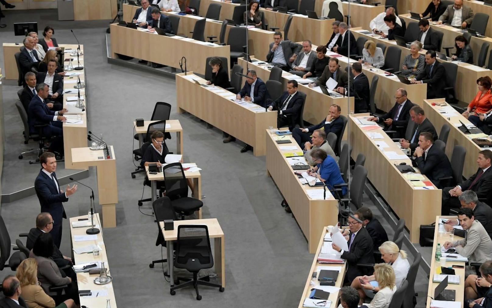Sebastian Kurz (Mitte links) bei seiner EU-Erklärung im Rahmen einer Sitzung des Nationalrates am Donnerstag, 14. Juni 2018, im Ausweichquartier des Parlamentes in der Wiener Hofburg.