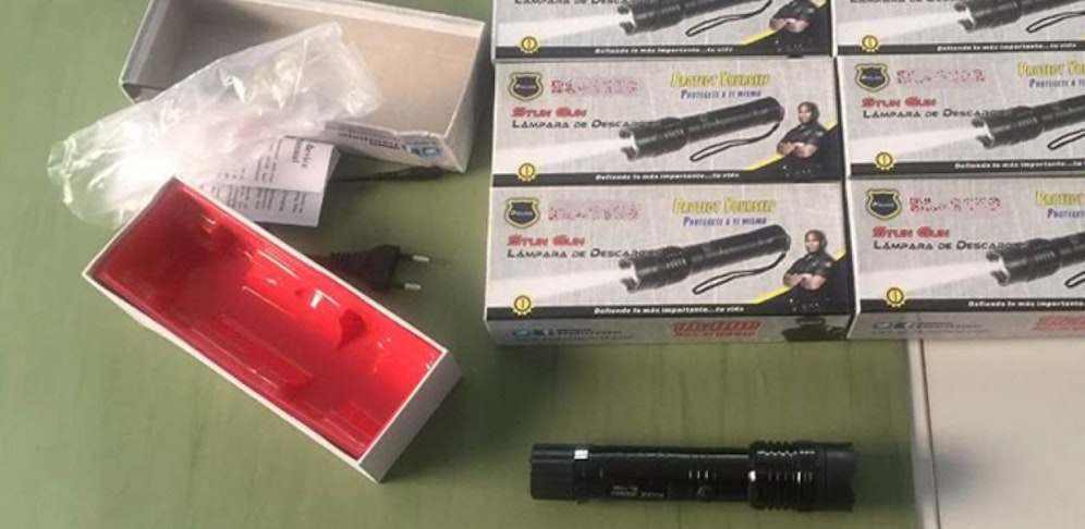Elektroschocker, getarnt als Taschenlampe: In Österreich verboten.