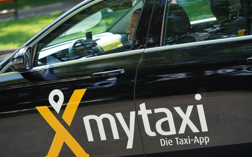 Nach einem Punsch sollte man lieber auf ein Taxi zurückgreifen, als sich selbst hinters Steuer zu setzen.