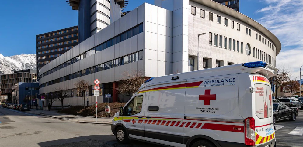Der 27-Jährige wurde in die Klinik Innsbruck gebracht.