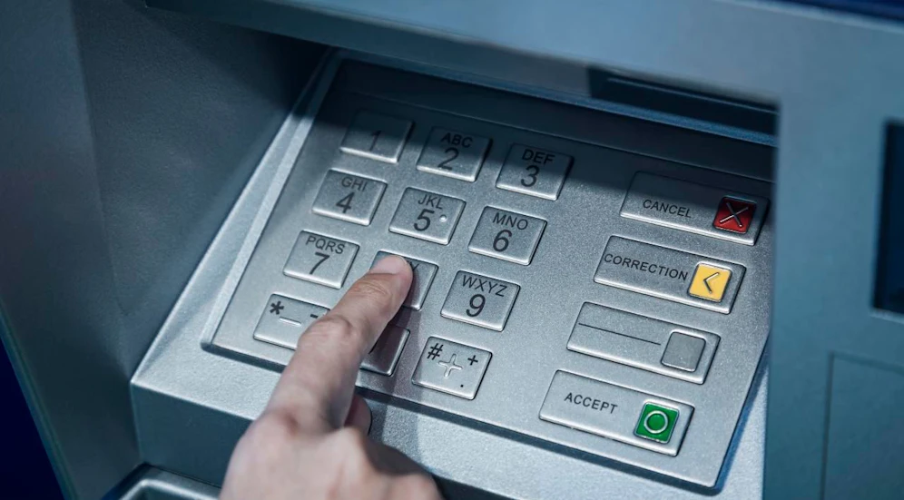 Die Täterinnen spionierten eine 90-Jährige beim Geldabheben aus.