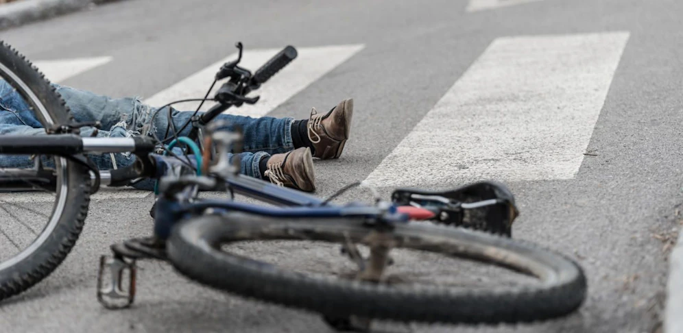 Der Mann hat den verletzten Buben einfach liegen gelassen (Symbolbild)