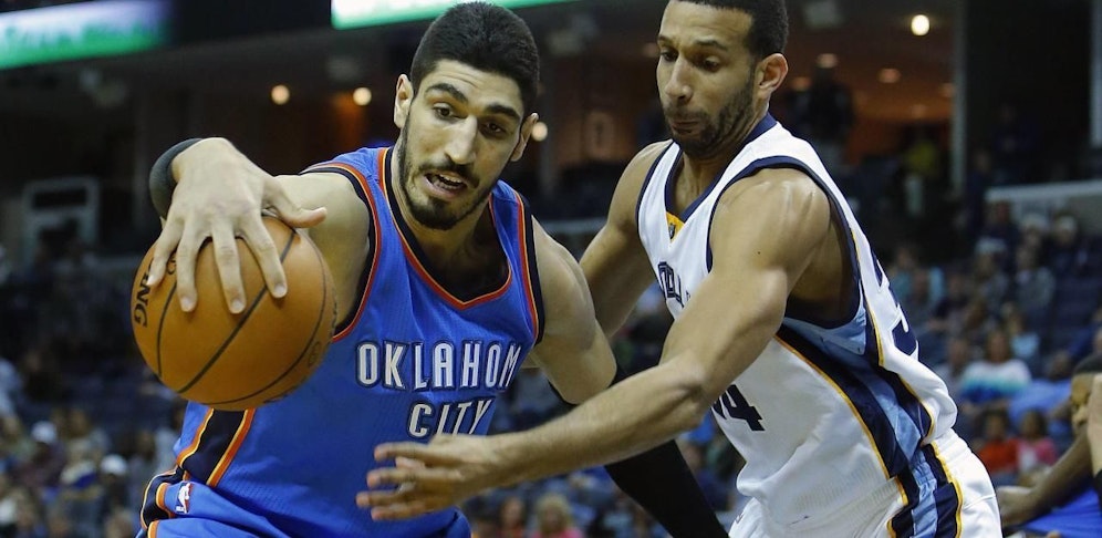 Enes Kanter (l.) bezeichnete den türkischen Präsidenten Recep Tayip Erdogan mehrfach als "Hitler dieses Jahrhunderts". Jetzt wird er in seiner Heimat per Haftbefehl gesucht. 