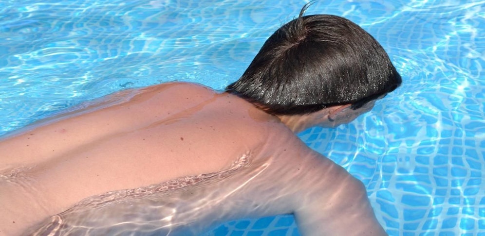 Der Bub trieb leblos im Wasser