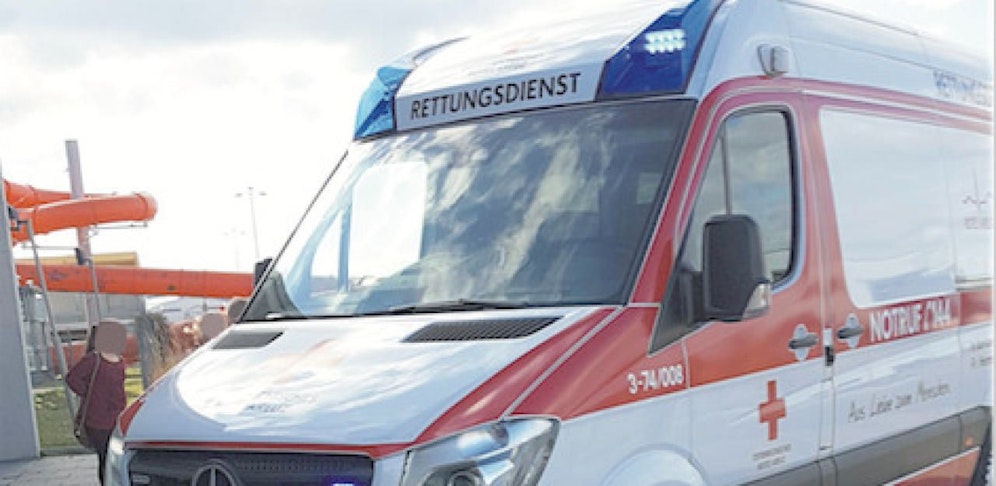 Drei junge Männer mussten nach einem schweren Verkehrsunfall ins Krankenhaus gebracht werden. Für einen 21-Jährigen kam selbst dort jede Hilfe zu spät.