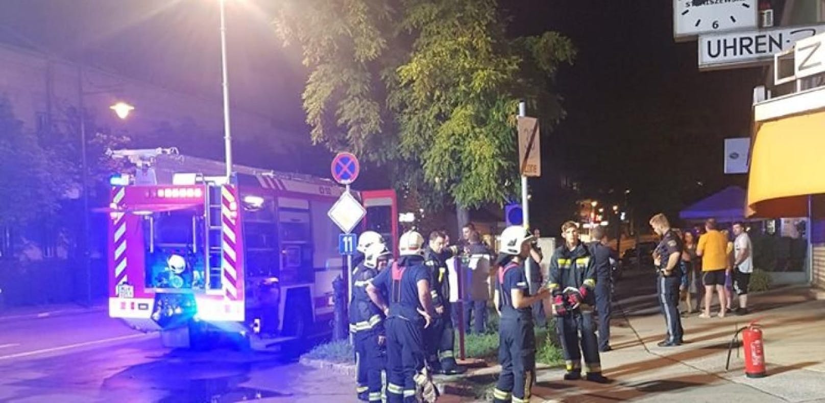 Mödling: Feuerwehr löscht Brand in Juweliergeschäft