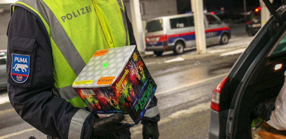 Jedes Jahr werden viele Böller und Raketen aus Tschechien nach Oberösterreich gebracht. 