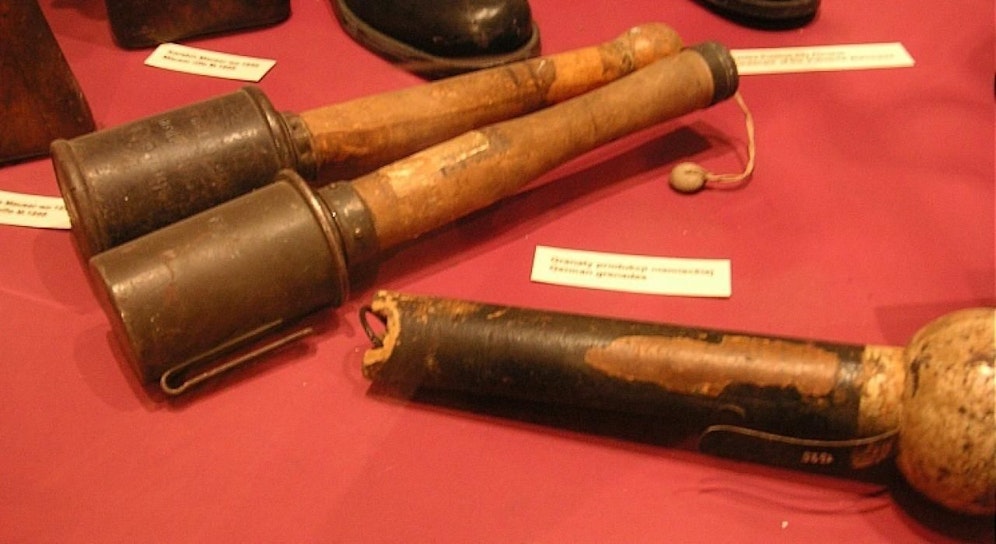 Zwei deutsche Stielhandgranaten (l.) aus dem 1. Weltkrieg neben einer Version der österreichisch-ungarischen Armee mit Kugelkopf aus Keramik. Symbolfoto