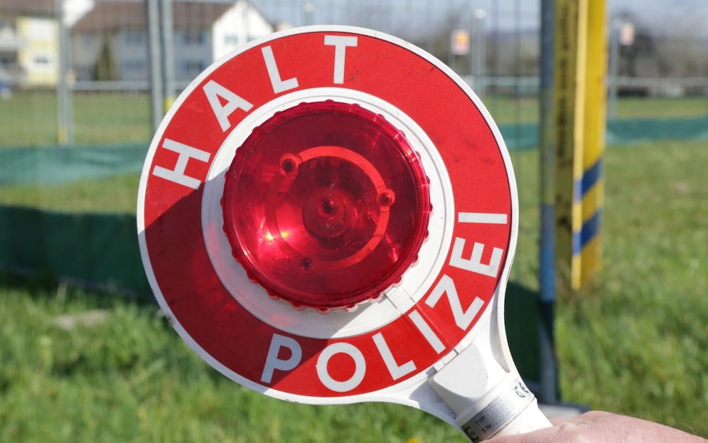 Die Polizei versuchte den Lenker anzuhalten. Dieser stieg aber ins Gas und fuhr davon.