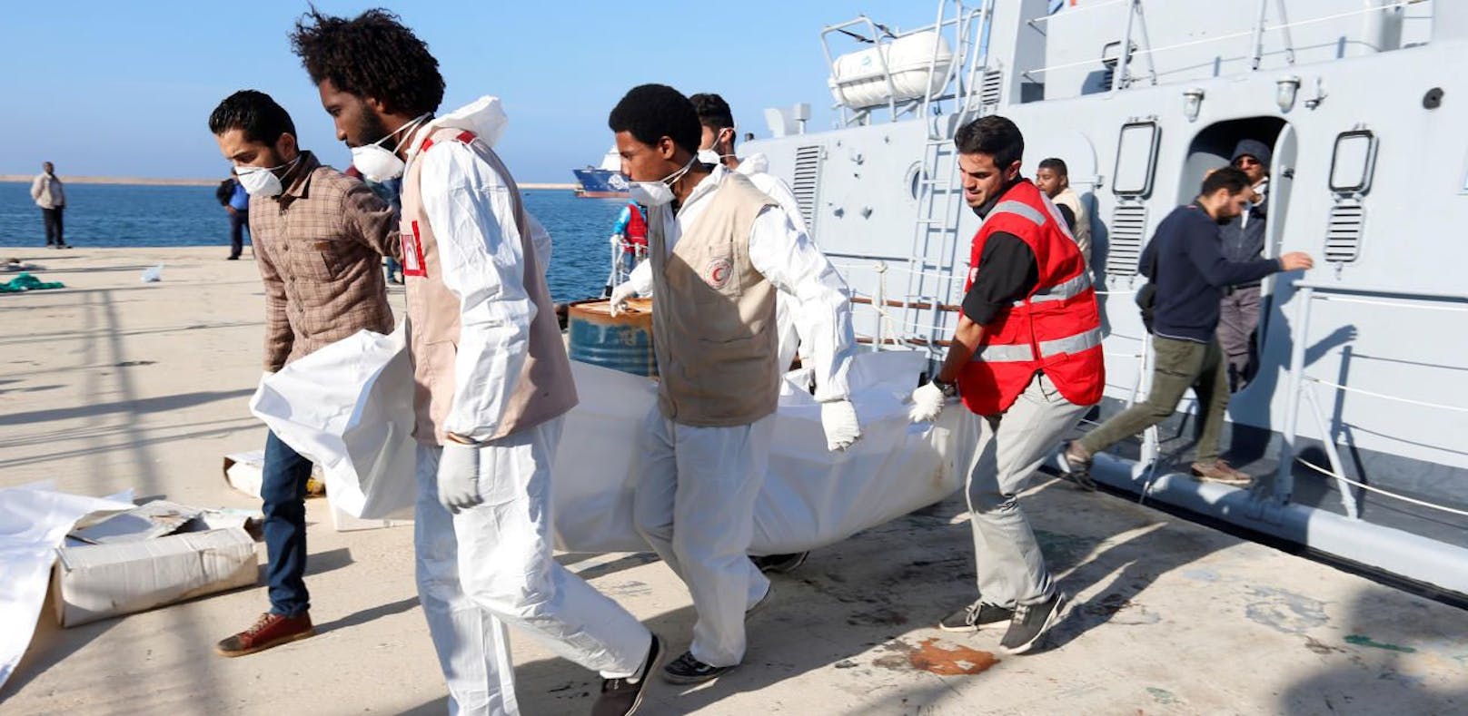 Haie griffen Flüchtlinge im Mittelmeer an
