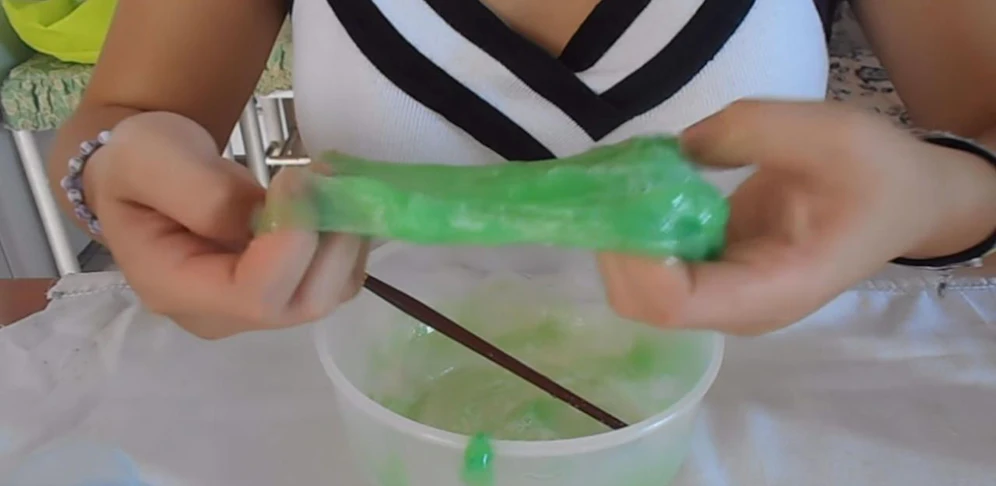 Auf Youtube finden sich unzählige Rezepte für hausgemachten Schleim. Manche davon enthalten giftige Zutaten.