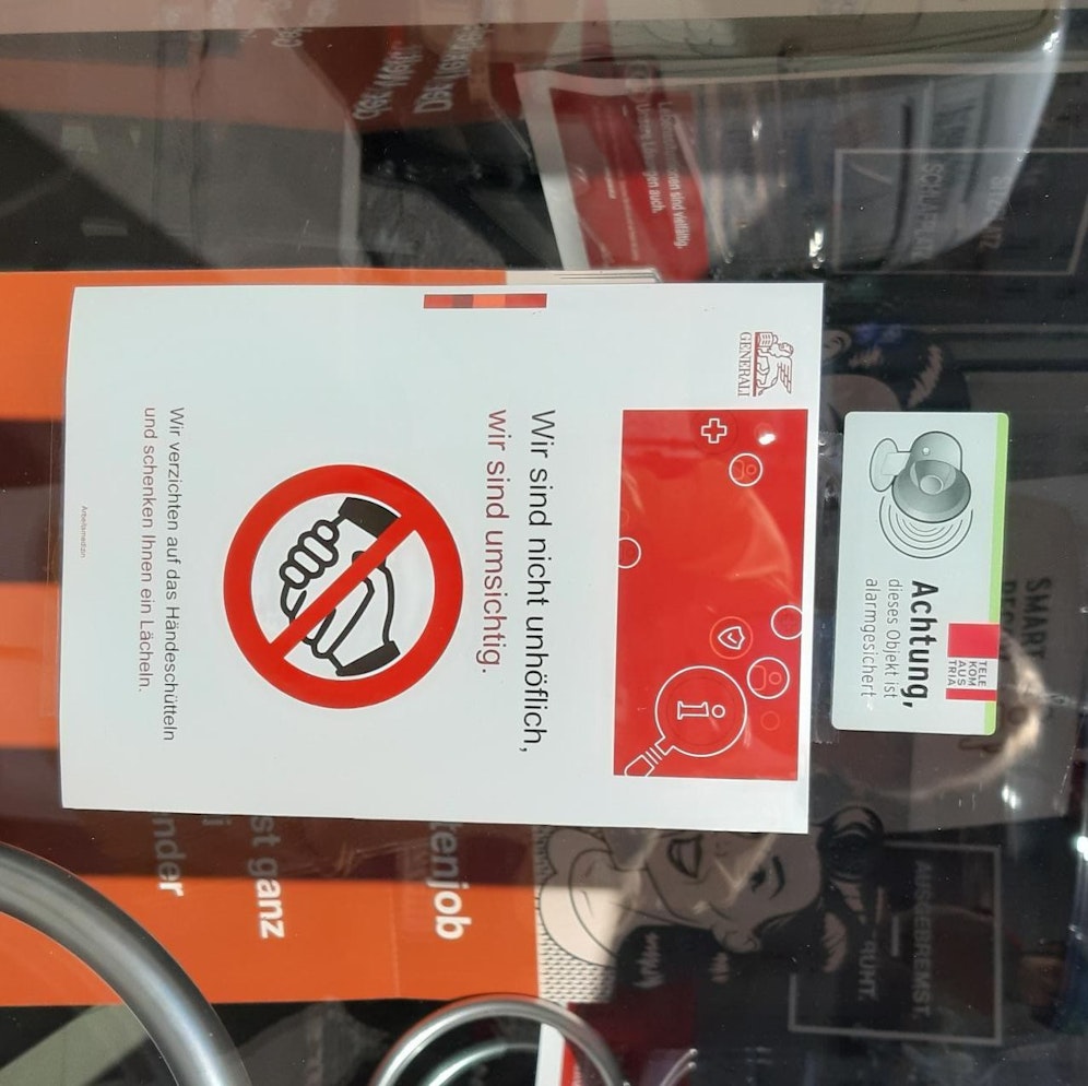 Statt Hände zu schütteln wird bei der Generali ein Lächeln geschenkt.