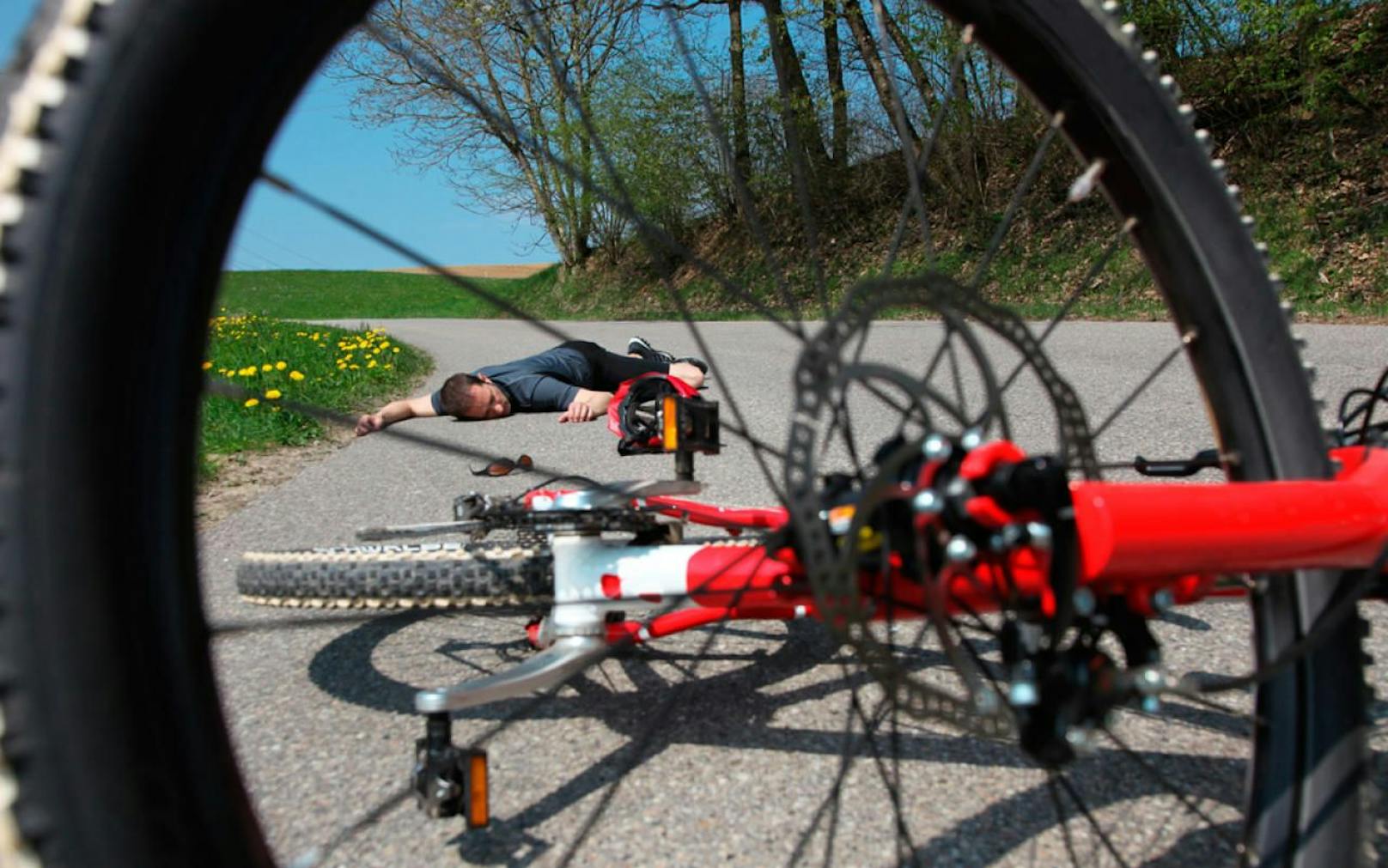 Insekt im Gesicht: Biker krachte auf Radfahrer