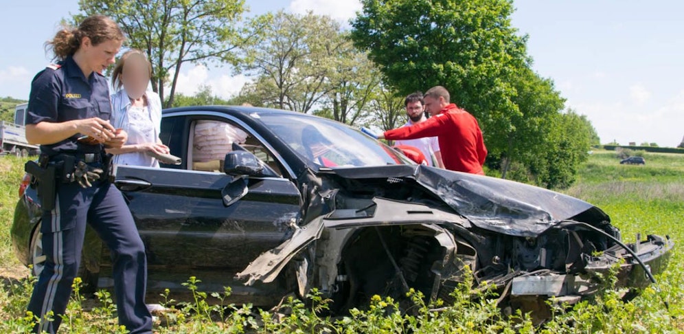 Der BMW war ein Wrack, die Beifahrerin blieb unverletzt.