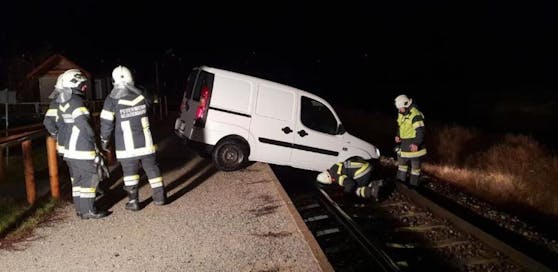 Der Lieferwagen blieb in Glinzendorf auf den Bahngleisen stecken, die Feuerwehr half.
