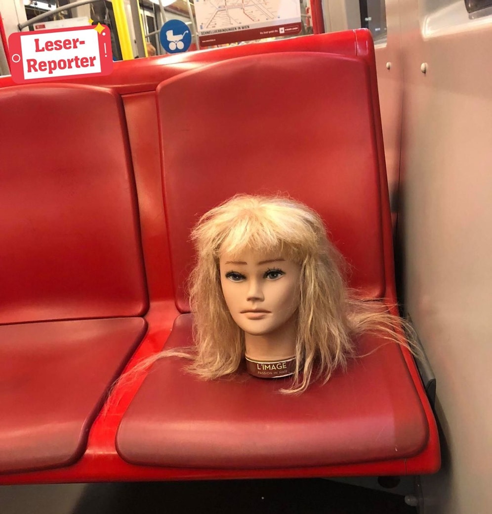 Herrenloser Puppenkopf fährt mit U1 Richtung Oberlaa. 