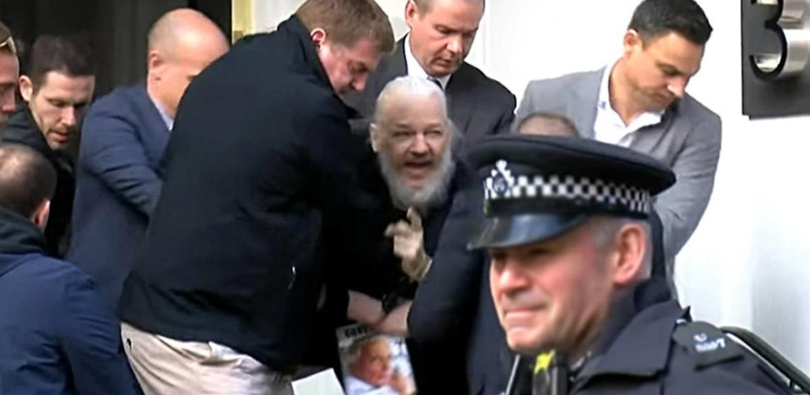 Video zeigt, wie Wikileaks-Gründer verhaftet wird