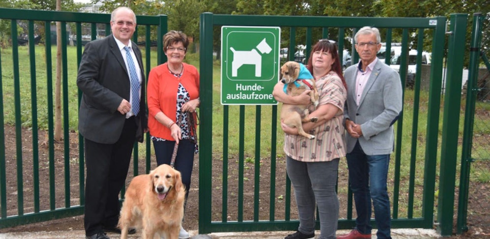 Bürgermeister Dr. Alfred Pohl, Golden Retriever George, Stadträtin Ingeborg Pelzelmayer, Beagle-Terrier-Mischling Lenie, Jutta Weis und Gemeinderat Josef Schimmer (v.li.)