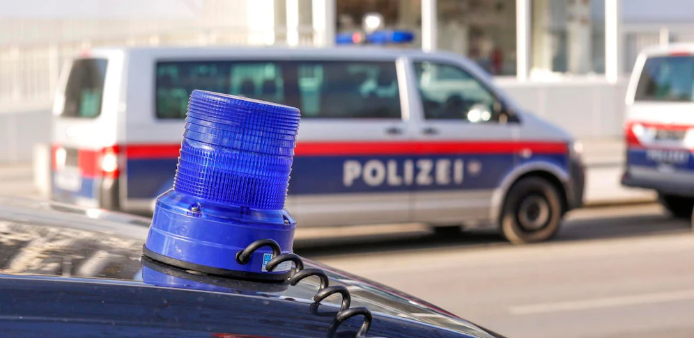 In Favoriten wurden zwei Männer bei einem Drogen-Deal angehalten. Der Verkäufer (39) wurde in eine "Schluckerzelle" gebracht.