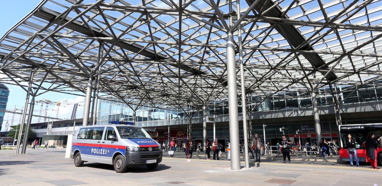 Heute.at - Leserin klagt über Öffi-Wahnsinn am Praterstern