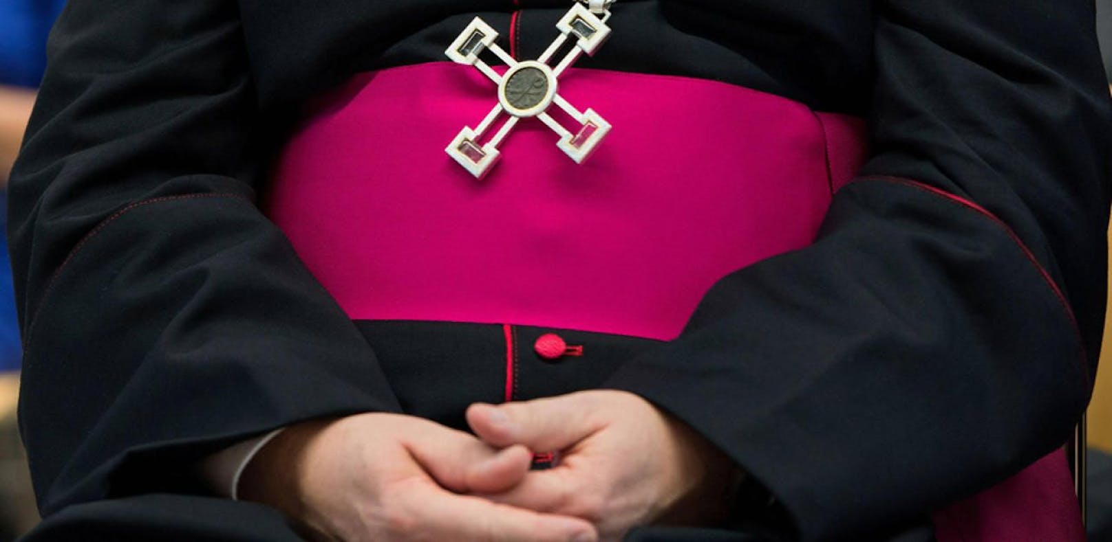 Priester wegen Übergriffs auf Mädchen freigestellt