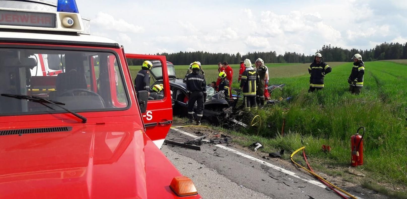 Einsatzkräfte am Unfallort in Limbach im Bezirk Zwettl.