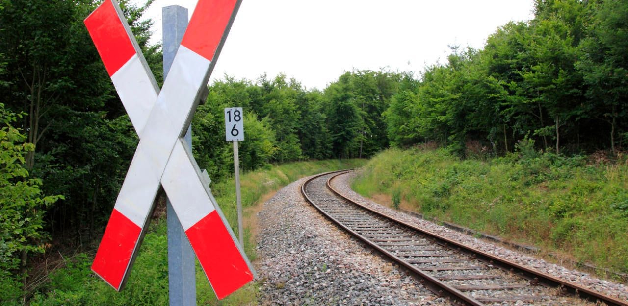 Heute.at - Frau kommt nach Auffahr-Crash auf Gleisen zu stehen