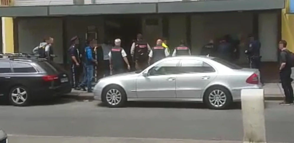 Der Zugriff erfolgte am Freitagmittag. Die Polizisten nahmen die Verdächtigen fest. 