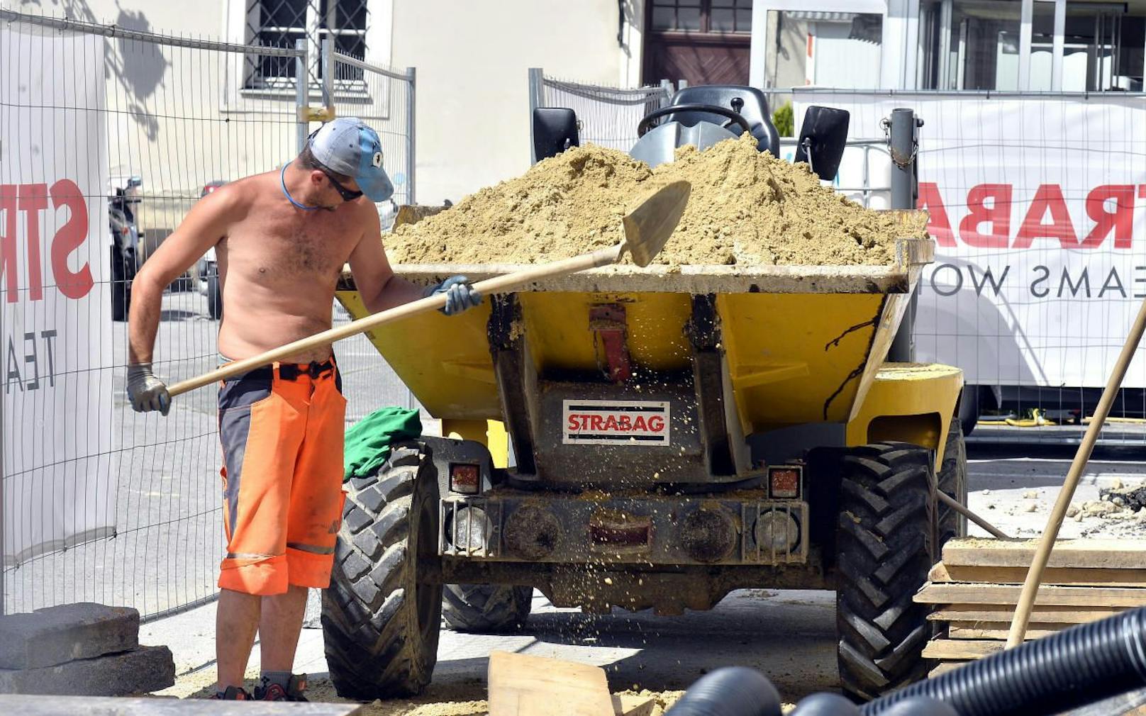 Ein Arbeiter am Mittwoch, 2. August 2017, bei hochsommerlichen Temperaturen auf einer Baustelle am Domplatz in St. Pölten.