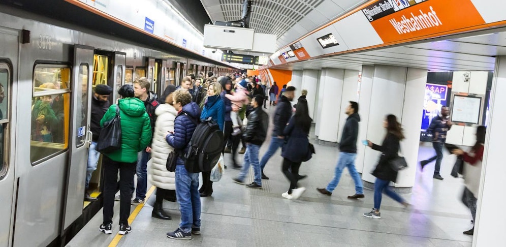 Google wird künftig vor vollen U-Bahnen warnen.