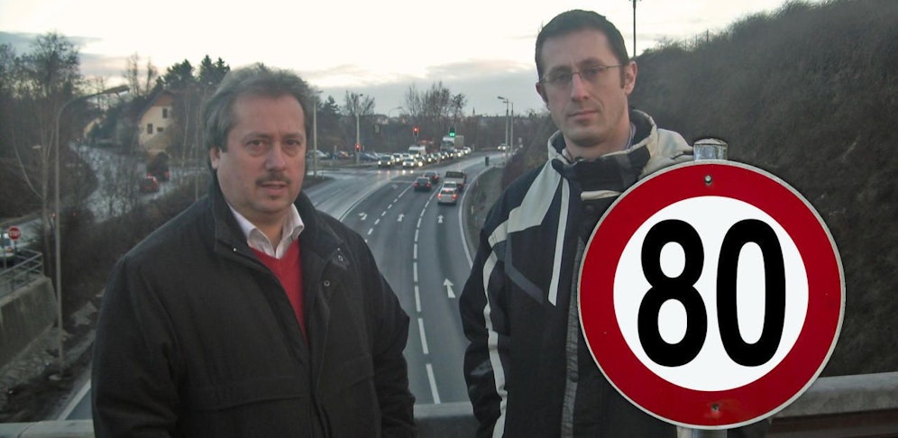 Stadtrat Alfred Scheichel und Gemeinderat Mario Scheichel vor der Kreuzung Gneixendorf der B37.