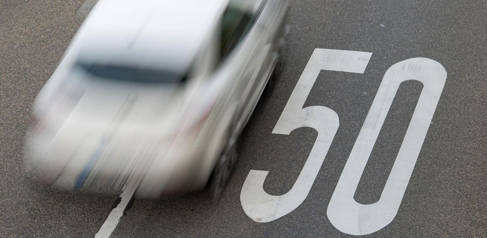 (Symbolfoto): Montagmittag ist ein PKW mit deutschem Kennzeichen mit 138 km/h statt den erlaubten 50 km/h durch Wien-Floridsdorf gerast.