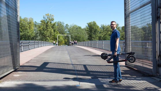 Angestellter Markus Ö. (42) durfte mit E-Scooter nicht ins Bad.