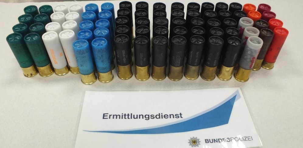Insgesamt 74 Schrotpatronen fanden die Beamten im Auto des 31-jährigen Schärdingers. 