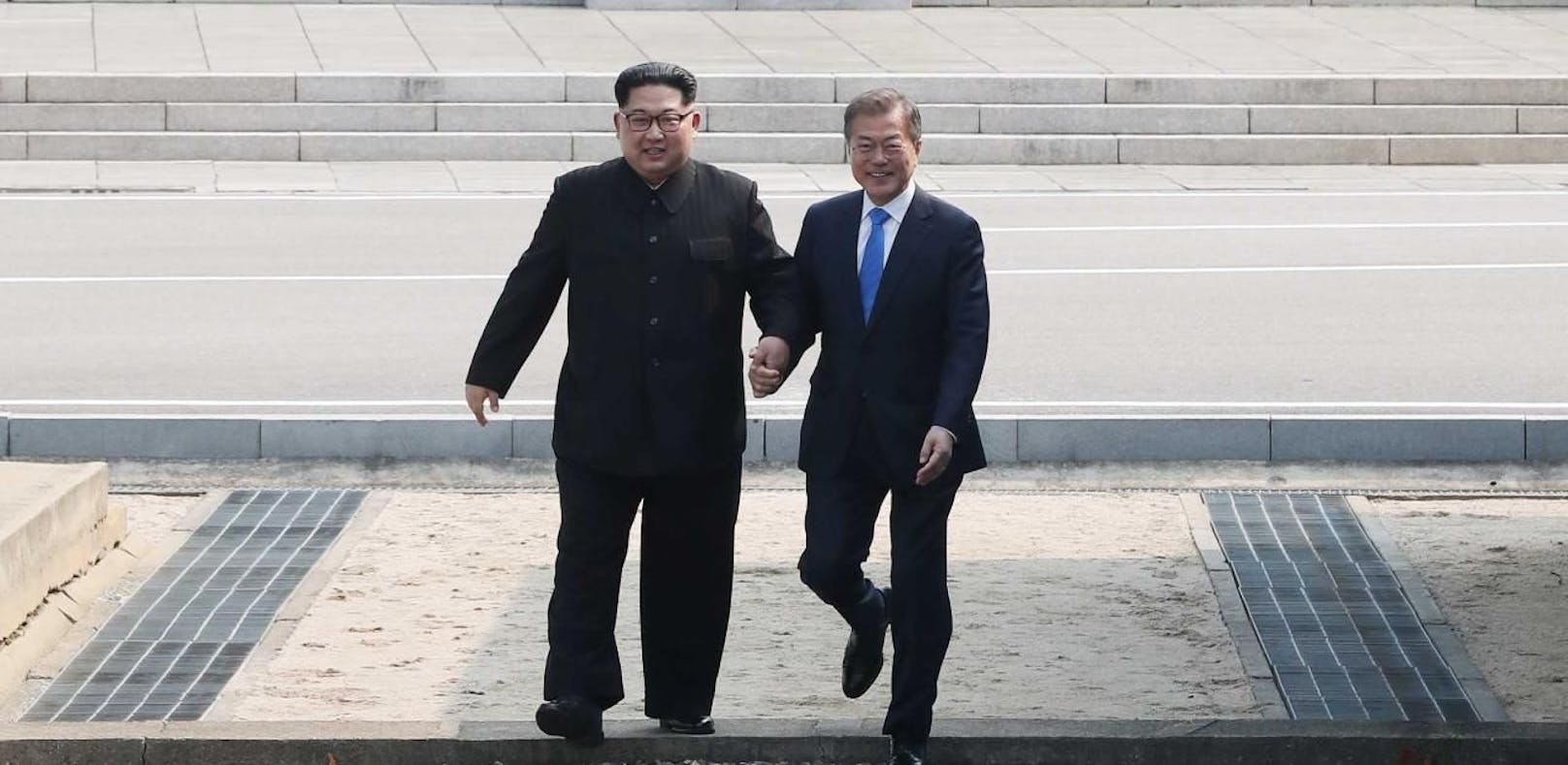 Nordkoreas Machthaber Kim Jong-un (l.) Hand in Hand mit Südkoreas Pärsident Moon Jae-in.
