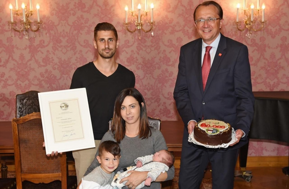 Vater Dominik, Mutter Kerstin und Bruder Alexander mit dem sechzigtausendsten St. Pöltner Christopher Weber und Matthias Stadler.