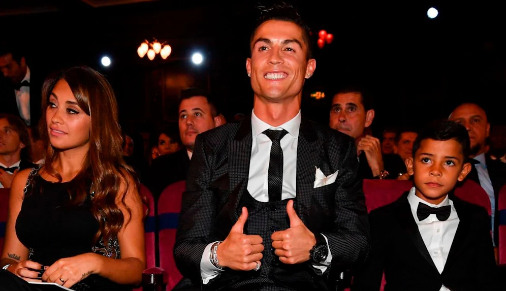 Cristiano Ronaldo mit Sohnemann (r.) und Antonella Roccuzzo (l.), der Frau von Rivale Lionel Messi.