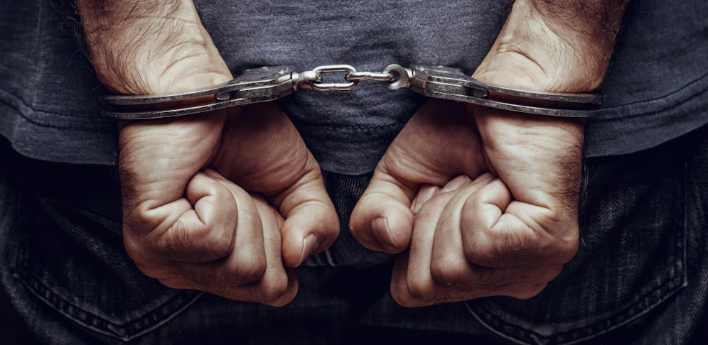 Der 55-Jährige wurde in Handschellen von seinen Kollegen abgeführt.