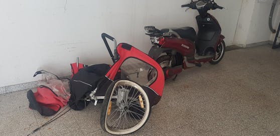 Der Elektro-Roller und der zerstörte Fahrradanhänger.