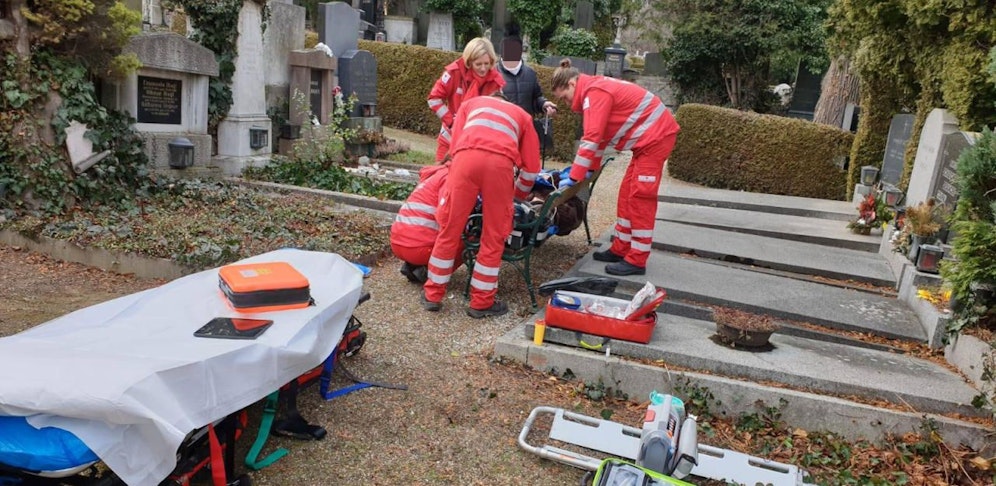 Einsatzkräfte vom Roten Kreuz versorgten den Verletzten.