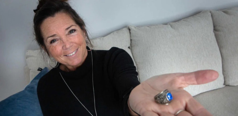 Debra McKenna mit dem gefundenen Ring.
