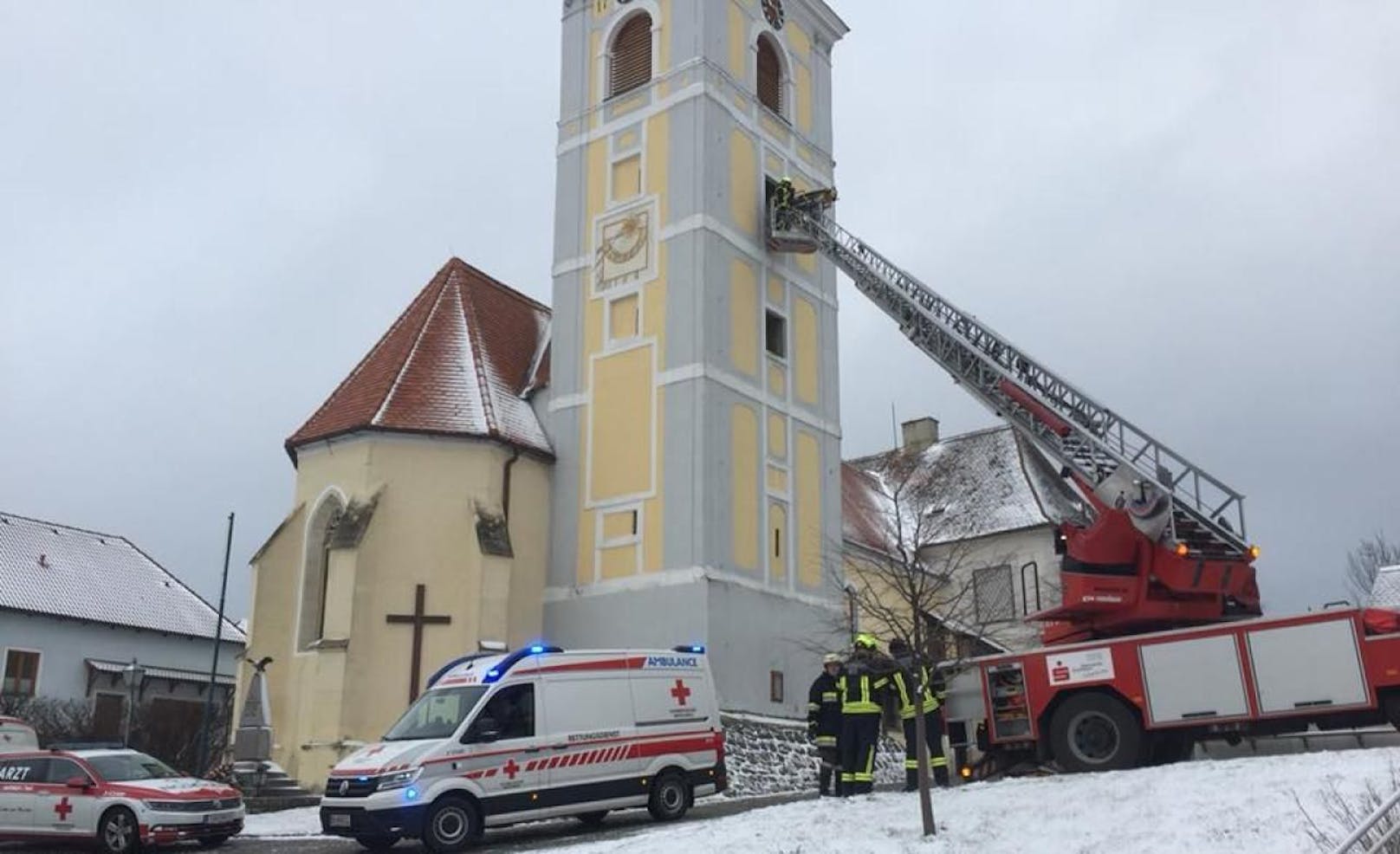 Mann stürzt bei Arbeiten an Glocke in Kirchturm ab