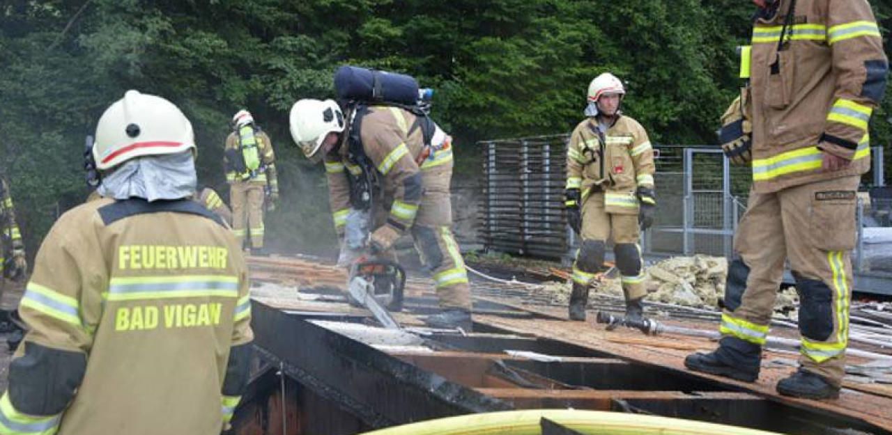 Heute.at - Großeinsatz bei Dachbrand in Klinik im Tennengau