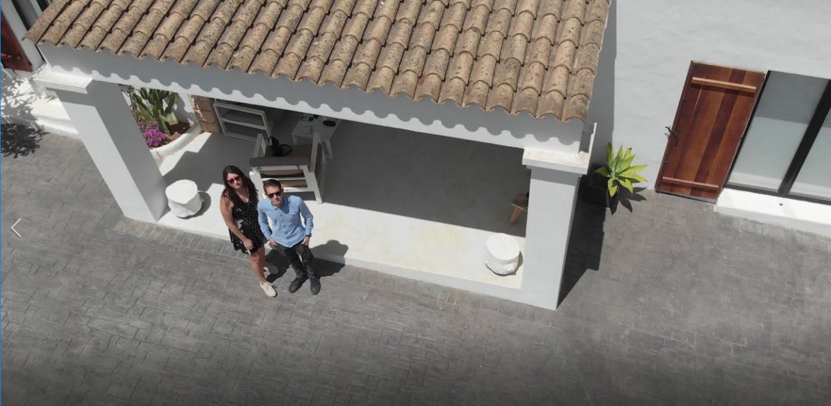 &quot;Heute&quot;-Redakteure Amra Duric und Clemens Oistric vor einer berühmt-berüchtigten Villa auf Ibiza.