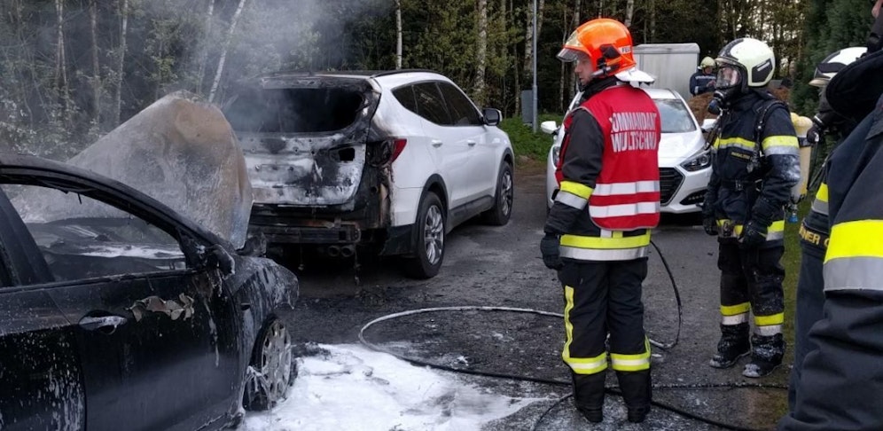 Das schwarze Auto brannte zuerst, dann fing auch das weiße Feuer.