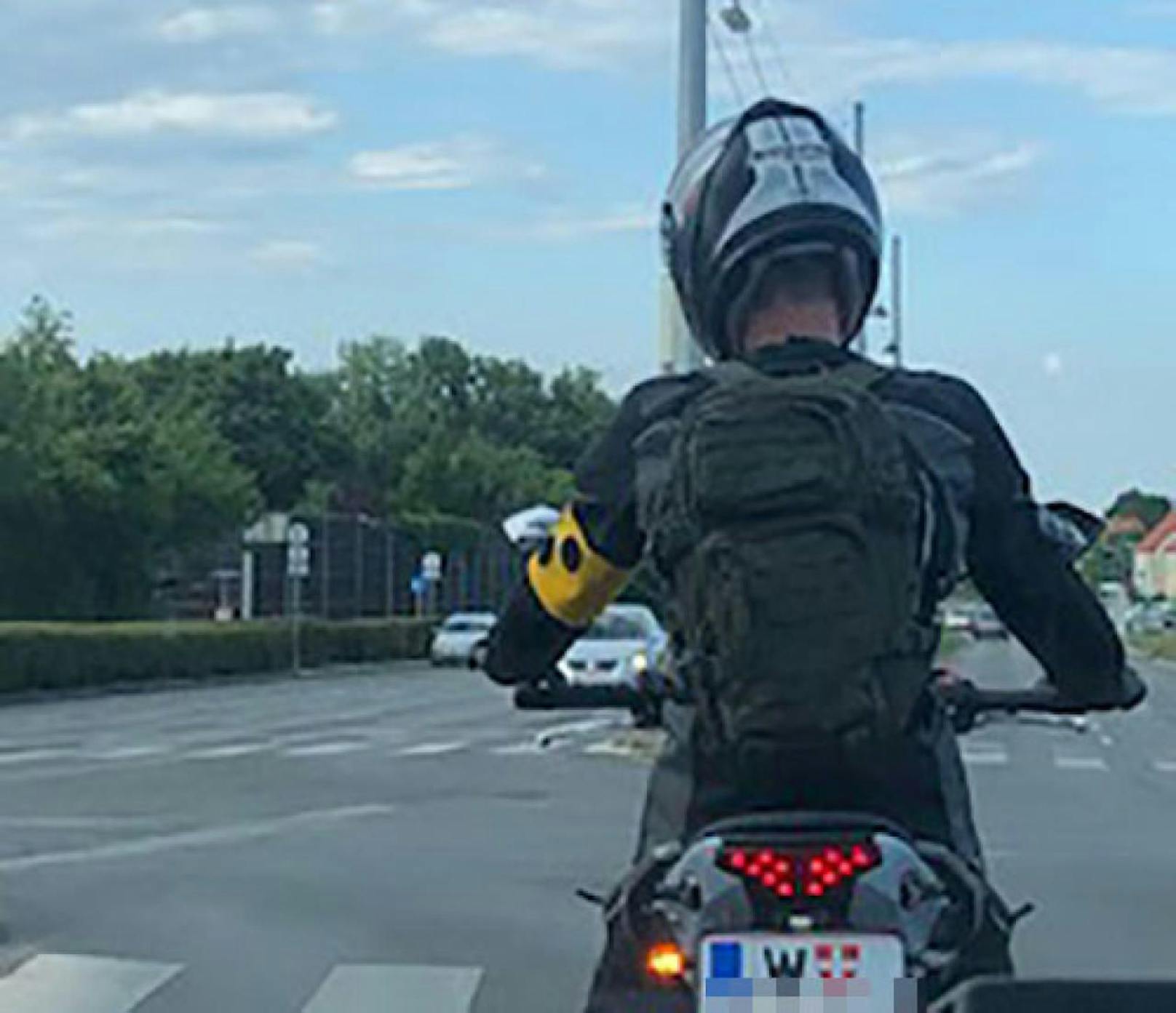 Ein Motorradfahrer mit Armbinde? Ein Leserreporter knipste den ungewöhnlichen Verkehrsteilnehmer.