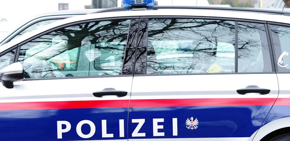 Polizeibeamte führten Randalierer vom Bahnhof ab.