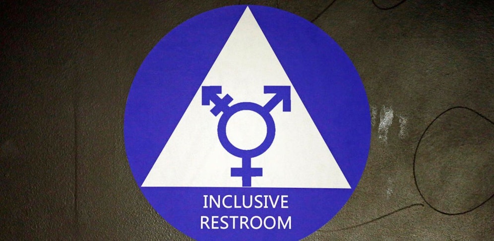 Ein Aufkleber auf einer genderneutralen Toilette in Seattle.