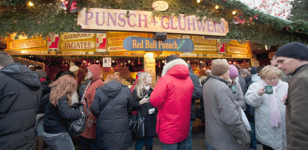 Achtung, die "Punsch-Polizei" kontrolliert wieder die Autofahrer, die vom Christkindlmarkt kommen.